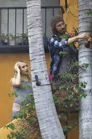 Emma roberts, 30, showed off her and garrett hedlund 's precious baby boy, rhodes hedlund, on social media on sunday may 9 and for the first time ever she didn't hide his face. Pregnant Emma Roberts And Garrett Hedlund Work On Their House In Los Angeles Emma Roberts Emma Garrett Hedlund