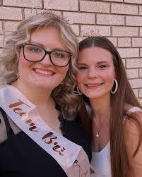 Danielle Munson's Instagram, Twitter & Facebook