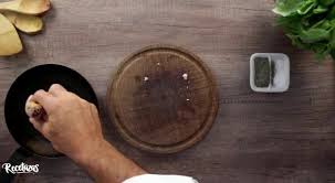 Mientras contaba que la entrada era una papa rosti con salmón ahumado, interrumpió a los presentes para intercambiar los platos: Recetazas De Entrada Para La Mesaza De Mirtha Legrand