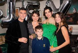 Dua lipa (/ ˈ d uː ə ˈ l iː p ə /; Singer Dua Lipa And Her Family Parents Siblings Boyfriend Bhw