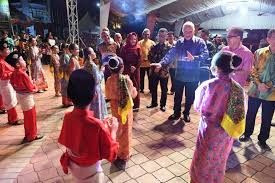 Kami juga disajikan dengan persembahan gamelan, tarian kebudayaan serta nyanyian oleh penduduk setempat. Selat Melaka Warisan Nusantara Meriahnya Sambutan Festival Seni Selat Melaka Denaihati