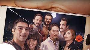 Yedi dostun maskelerinin ardındaki hayatlarını ile cep telefonlarını ortaya koymaları ilişki dengelerini altüst eder. Cebimdeki Yabanci Filminin Carpici Konusu Ve Iddiali Oyuncu Kadrosu Yasam Haberleri