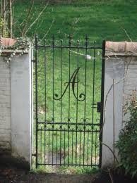 La Maison Autrique A Bruxelles Carton Et Chiffons Portes De Jardin En Fer Portillon Fer Forge Deco Peinture Salon