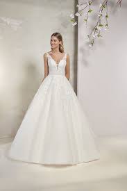 L'empire du mariage nous propose pour 2015 une collection composée des robes bustier et des décolletés tout en voilage. Robe Princesse Anaelle Empire Du Mariage Robe De Mariee Robe De Mariage Robe De Mariee Princesse