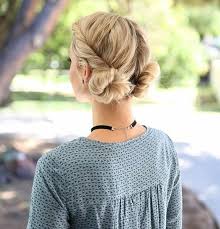 Pour réaliser un chignon haut lisse avec donut, la méthode est quasiment la même que. Chignon Bas Facile A Faire A La Maison A Moins De 5 Minutes