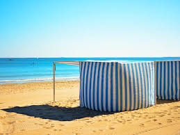 Trousse de plage authentique bande blanche. Location De Tentes De Plage A La Baule Escoublac Reservez