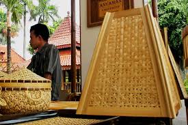 Maklum, jawa barat ini merupakan salah satu hunian manusia tertua di indonesia. Anyaman Bambu Sukabumi Di Tengah Zaman Plastik Indonesia Kaya