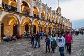 Mit seinen 39368 einwohnern liegt die stadt auf dem 28. Antigua Guatemala 25 Marz 2016 Mengen Von Leuten Auf Piazza Burgermeisterquadrat In Stadt Antigua Guatemala Guatemala Lizenzfreie Fotos Bilder Und Stock Fotografie Image 92586086