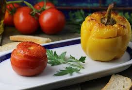 Gemista Gefullte Paprika Und Tomaten Aus Dem Ofen Dailyvegan Rezept Gefullte Paprikaschoten Tomaten Gefullte Paprika