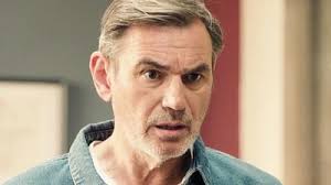 Casting Chapeau melon et bottes de cuir