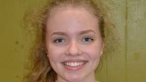 Leichtathleten gehen zum Werfen und Springen ins Feld