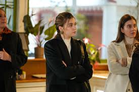 Yalı Çapkını 93.Bölüm Özet ve Kareleri 📸 Aile içindeki büyük kayıpların ve  ihanetlerin gölgesinde, Korhanlar için her şey değişir. Seyran, Suna'nın  hayatta olduğunu öğrenirken, korkunç bir gerçekle yüzleşir. Ailede yas ve  öfke