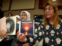 Terang bulan terang bulan di kali buaya timbul disangkalah mati jangan percaya mulutlah lelaki berani sumpah sama. Keluarga Pencipta Lagu Terang Bulan Pernah Tuntut Malaysia Caplok Jadi Lagu Kebangsaan Indozone Id