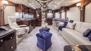 Advantages of a travel trailer with 2 bedrooms with a queen master bed, converted dinette bed, and bunkhouse, these models can offer a. Deze Brute Amerikaanse Truck Is Omgebouwd Tot Super De Luxe Camper Fhm