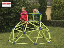 Dieses Klettergerust Ladt Kinder Zum Klettern Ein Es Ist Fur Drinnen Und Draussen Geeignet Und Schult Die Motorik Sowie Di Creative Games Little Tikes Creative