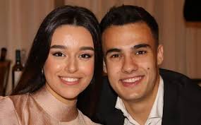Únete a facebook para estar en contacto con gonzalo montiel y otras personas que tal vez conozcas. Reguilon Publica Una Foto Con Su Novia Marta Diaz Sevilla Fc