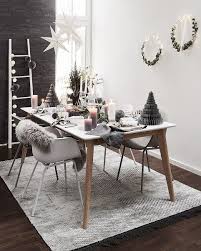 Scandi Christmas An Dieser Wunderschonen Weihnachtstafel Stimmt Einfach Jedes Detail Skandinavisch Deko Pieces Sorgen Fur Ei Dekor Weihnachtstafel Haus Deko