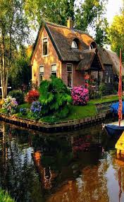 Holanda (en neerlandés, holland) es una región histórica y cultural situada en la costa occidental de los países bajos. Holanda Casa Hermosa Tipos De Casas Lugares Hermosos