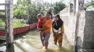 Air Laut Naik, Aktivitas Warga Marunda Tetap Berjalan di Tengah Rob