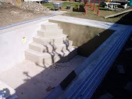Beim mauern der wände wird eine aussparung gebildet, in welche die treppe eingesetzt wird. Styropor Pool Wie Einstieg Treppe Bauen Pooldoktor At