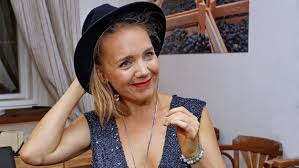 She speaks czech, french, and english fluently. Datum Vymytit Rozbit Se Lucie Vondrackova Klipy Sopecny Svitilna Kroutit