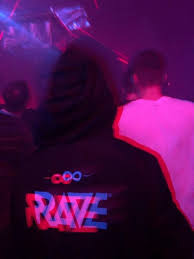Перевод слова rave, американское и британское произношение, транскрипция, словосочетания, однокоренные слова, примеры использования. Mit Dem Rave Windbreaker Bist Du Fur Jede Wetterlage Auf Techno Festivals Oder Raves Gerustet Repost Von Deepische Techno Festivals Techno Spruche Techno