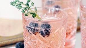 La Rosenade Le Nouveau Cocktail A Siroter Tout L Ete En 2020 Absolut Vodka Sangria Rose Citronnade