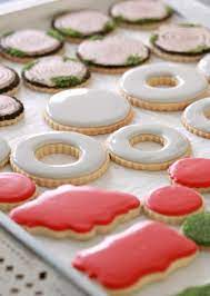 Chocolate Royal Icing Recipe Sweetopia Recipe Royal Icing Recipe Cookie Cutter Recipes Icing Recipe
