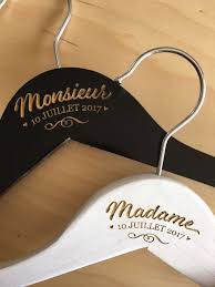 lot 2 cintres personnalises pour madame et pour monsieur lot 2 cintres personnalises avec les prenom custom hangers personalized hangers wedding in the woods