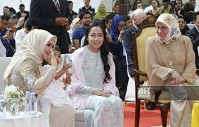 Raja permaisuri agong, tunku azizah aminah maimunah iskandariah berkenaan menyampaikan dua lagu medley kepada. Satu Satunya Permaisuri Di Dunia Miliki Empat Anak Ivf