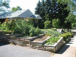 Amazing Examples Of Terraced Front Yard Gardens Front Yard Vegetable Garden Design Garden Design
