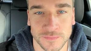 Damiano Carrara vaccinato a 35 anni: "Qui in America vanno veloci, vi  mostro la mia carta vaccinale"