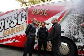 A kezdés előtt a debreceni ultrák egy felirattal emlékeztek a párharc első meccsén történtekre. A Dvsc Busz Bemutatasa Dvsc