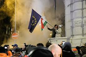 Tamas dunai — indul a pesti tuntetes. File Tuloratorveny Elleni Tuntetes 2018 December 12 En A Fidesz Szekhaznal Jpg Wikipedia