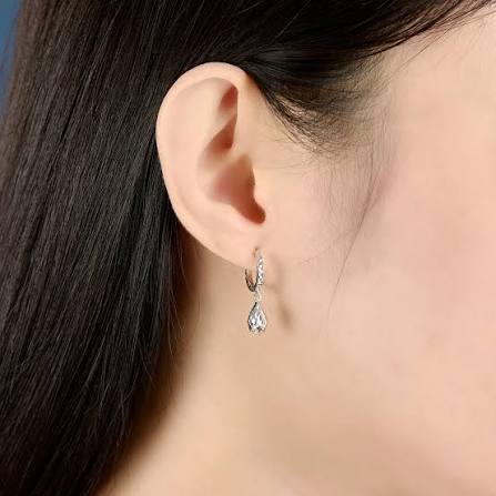 Bông tai Vàng trắng Ý 75% (18K) PNJ hình giọt nước 0000W000137