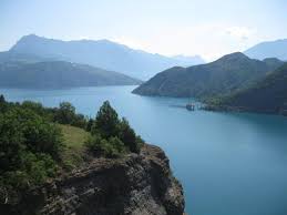 Toutes deux proposent une foule d'infrastructures permettant la pratique du ski en totale sécurité, pour chaque niveau, sur un total de 200 km de pistes. Rund Um Den Lac De Serre Poncon