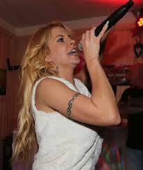 Heiße Hits vom „Porno-Schlager-Star“: Biggi Bardot heizt auf der Großen  Freiheit ein | Regional | BILD.de