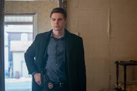 A detective in a small pennsylvania town investigates a local murder while trying to keep. Evan Peters On That Explosive End Of This Week S Mare Of Easttown The New York Times
