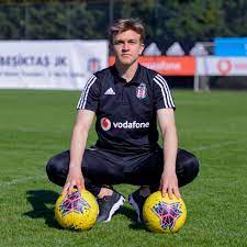 Beşiktaş altyapısından yetişen rıdvan yılmaz sol bek mevkisinde 21 mayıs 2001 i̇stanbul doğumlu olan rıdvan yılmaz, beşiktaş altyapısında yetişti. Player Analysis Ridvan Yilmaz Breaking The Lines