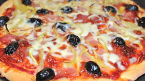 Blatul se face foarte usor, iar toppingurile raman la alegerea ta. Reteta Pizza Cu Sunca Ardei Si Masline Reteta Blat Subtire Si Crocant Youtube