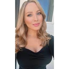 Kara Lee's Instagram, Twitter & Facebook