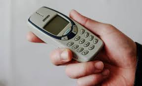 What's best, the color runs through the material, so it looks better for longer. Das Nokia 3310 Ist 20 Jahre Alt So Haben Sich Unsere Handys Entwickelt