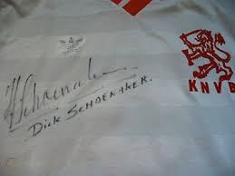 Een speler van het braziliaanse elftal tijdens een wedstrijd in het gele shirt, waar de bijnaam kanaries zijn oorsprong vindt. Holland Match Worn Shirt Jersey Elftal Dick Schoenaker Ajax 80 S Nederlands Sign 540385952