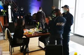 Na uwagę zasługuje odchudzona sylwetka byłego polityka. Pierwsze Kary Po 10 Tysiecy Zl Dla Poznanskich Restauracji Za Otwarcie Mimo Zakazu