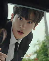 This drama is so amazing! The plot twist is so good. I thought he was the  nurse's (Park Boyoung) father, but it turns out he's Hyun Ju's grandfather.  🥺 ————————— #ShinEunSoo #ParkBoYoung #lightshop