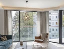 Les stores vénitiens sont disponibles dans une large gamme de couleurs et matériaux, il est donc très facile de créer une toute nouvelle déco avec. Baie Vitree Quels Rideaux Choisis Mesrideaux Fr