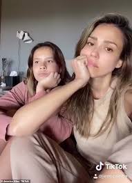 Maybe you would like to learn more about one of these? Jessica Alba Prasentiert Ihre Getonten Figur Als Ihre Tochter Honor 12 Fotos Ihr Training Aktuelle Boulevard Nachrichten Und Fotogalerien Zu Stars Sternchen