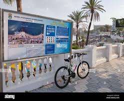 Panel de información de playa de la zona de Bil-Bil, Benalmadena Costa,  provincia de Málaga, Andalucía, España Fotografía de stock - Alamy