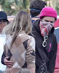 Olivia wilde and harry styles have been spotted enjoying an outing with a group of friends. Harry Styles 26 And Olivia Wilde 36 Get Close In Santa Barbara Daily Mail Online