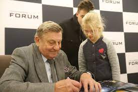 Mirosław hermaszewski (born 15 september 1941) is a former polish cosmonaut, fighter plane pilot, and retired polish air force officer. General Hermaszewski W Gliwicach Moj Ojciec Zginal Z Rak Sasiada Na Wolyniu Kosmonauta Opowiadal Nie Tylko O Kosmosie Dziennik Zachodni